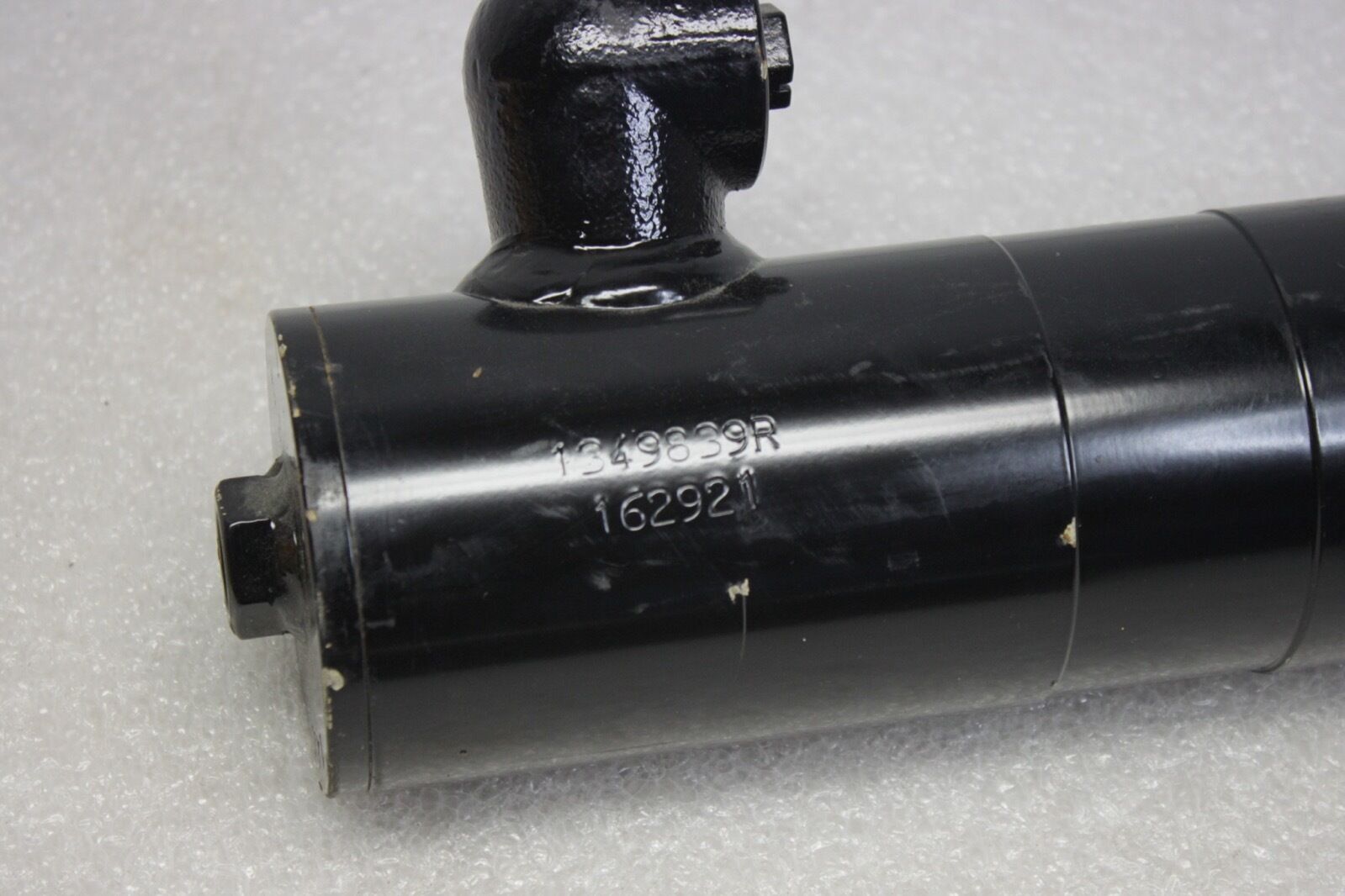 CAT Caterpillar 1349839 (R) Hydraulic Cylinder with Bearing 31mm I.D