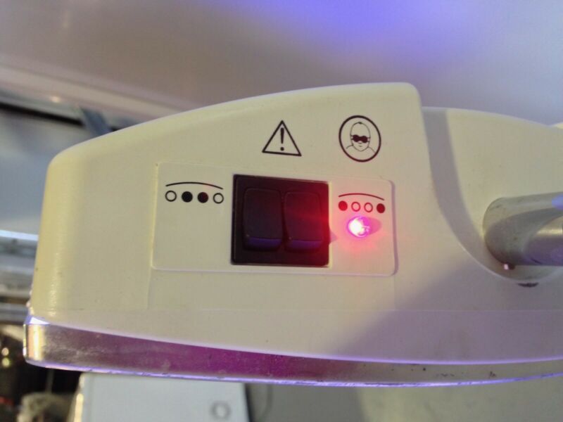 Medela Radiant Heat Lamp with Stand – 2004