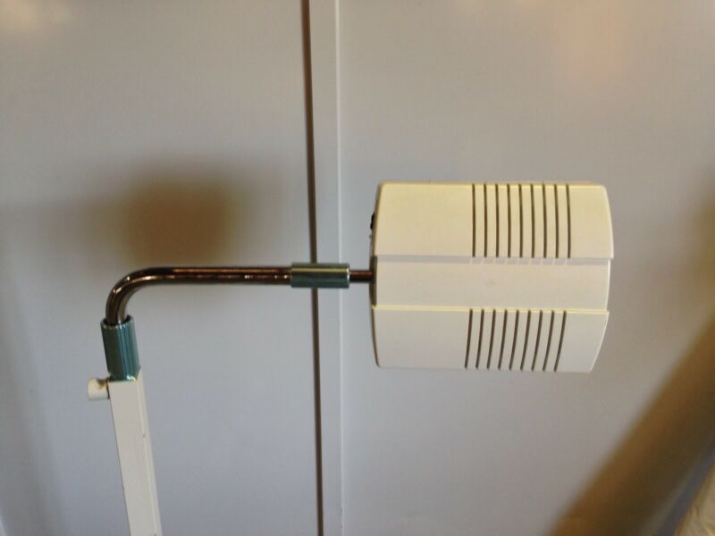 Medela Radiant Heat Lamp with Stand – 2004