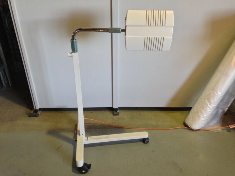 Medela Radiant Heat Lamp with Stand – 2004