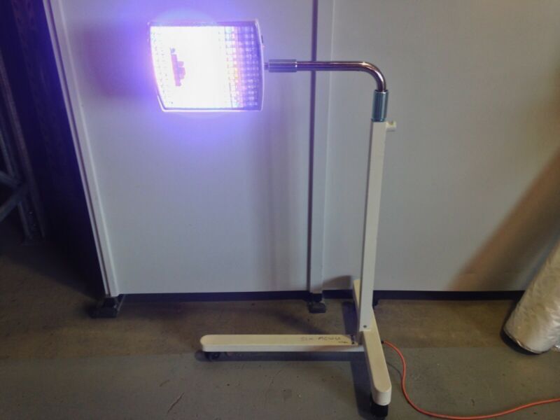 Medela Radiant Heat Lamp with Stand – 2004