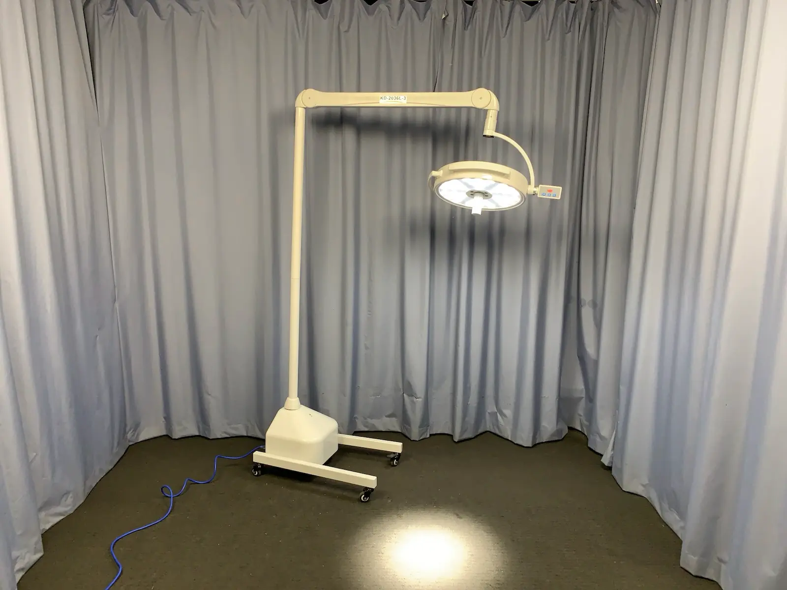 Nanjin Yanan KD-2036L-3 Mobile Floor Standing Surgical Surgery Operation Light