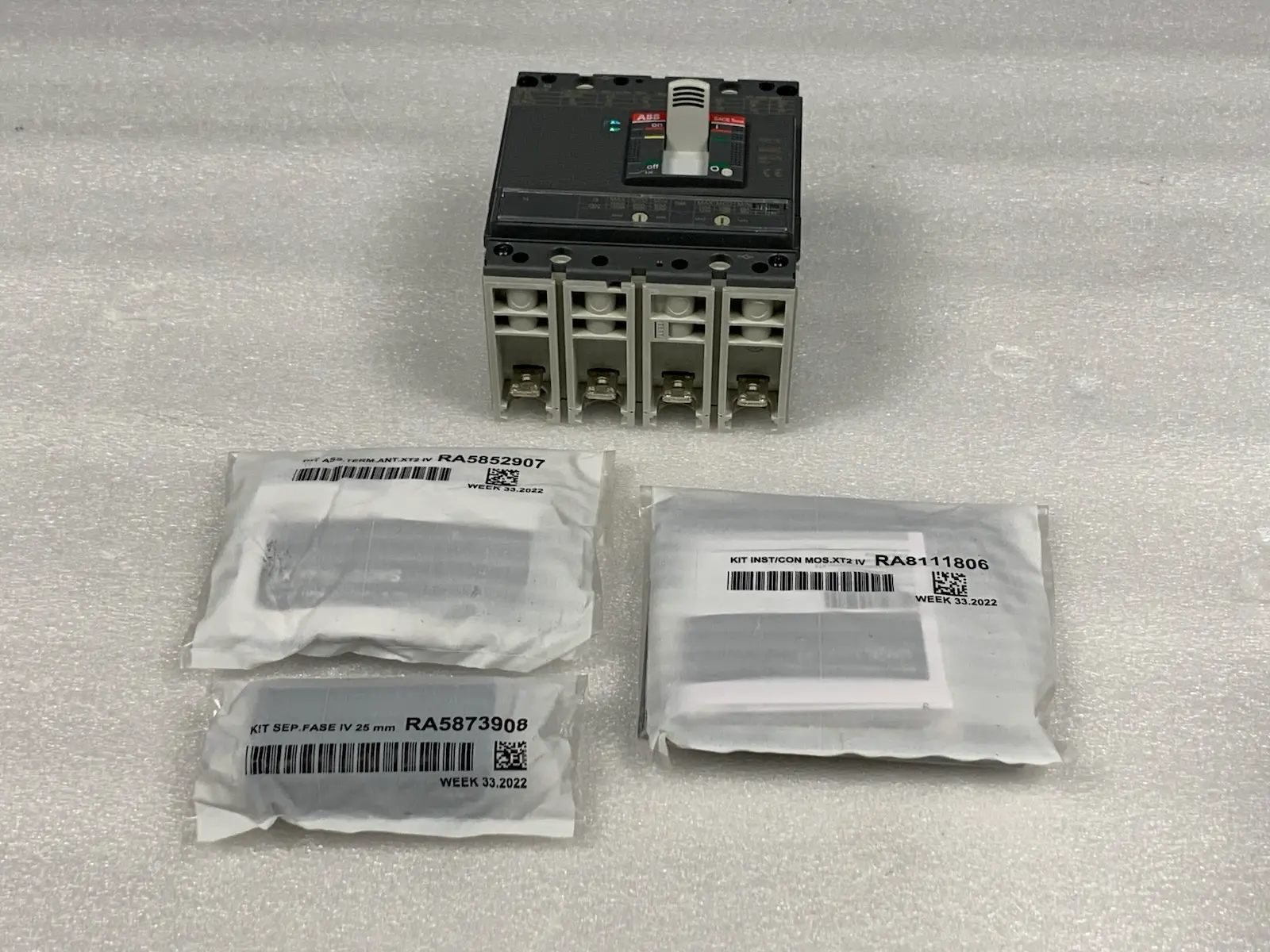 ABB 1SDA067042R1 XT2N 160 TMA 125-1250 4p F F InN = 100% Circuit Breaker