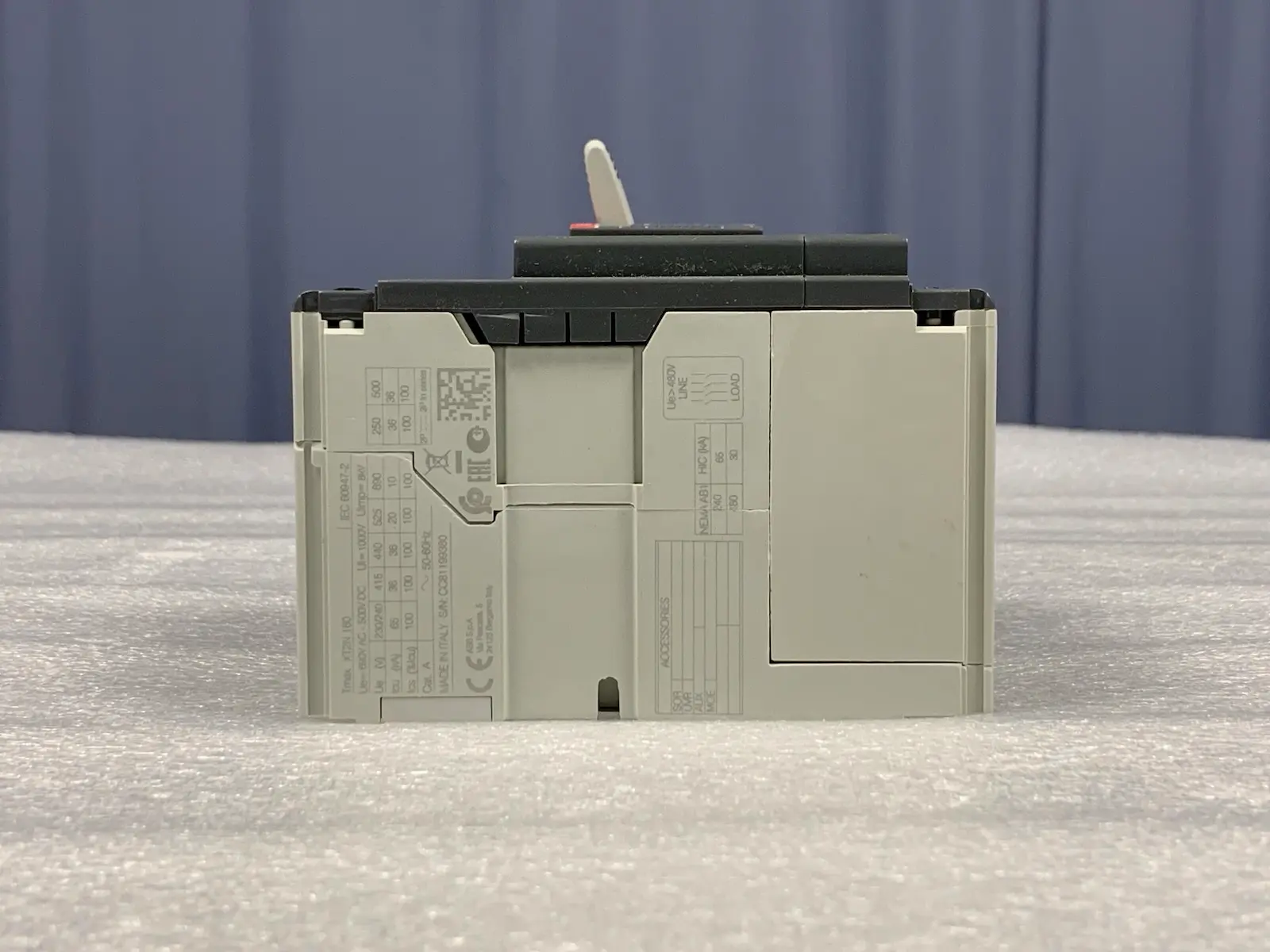 ABB 1SDA067042R1 XT2N 160 TMA 125-1250 4p F F InN = 100% Circuit Breaker