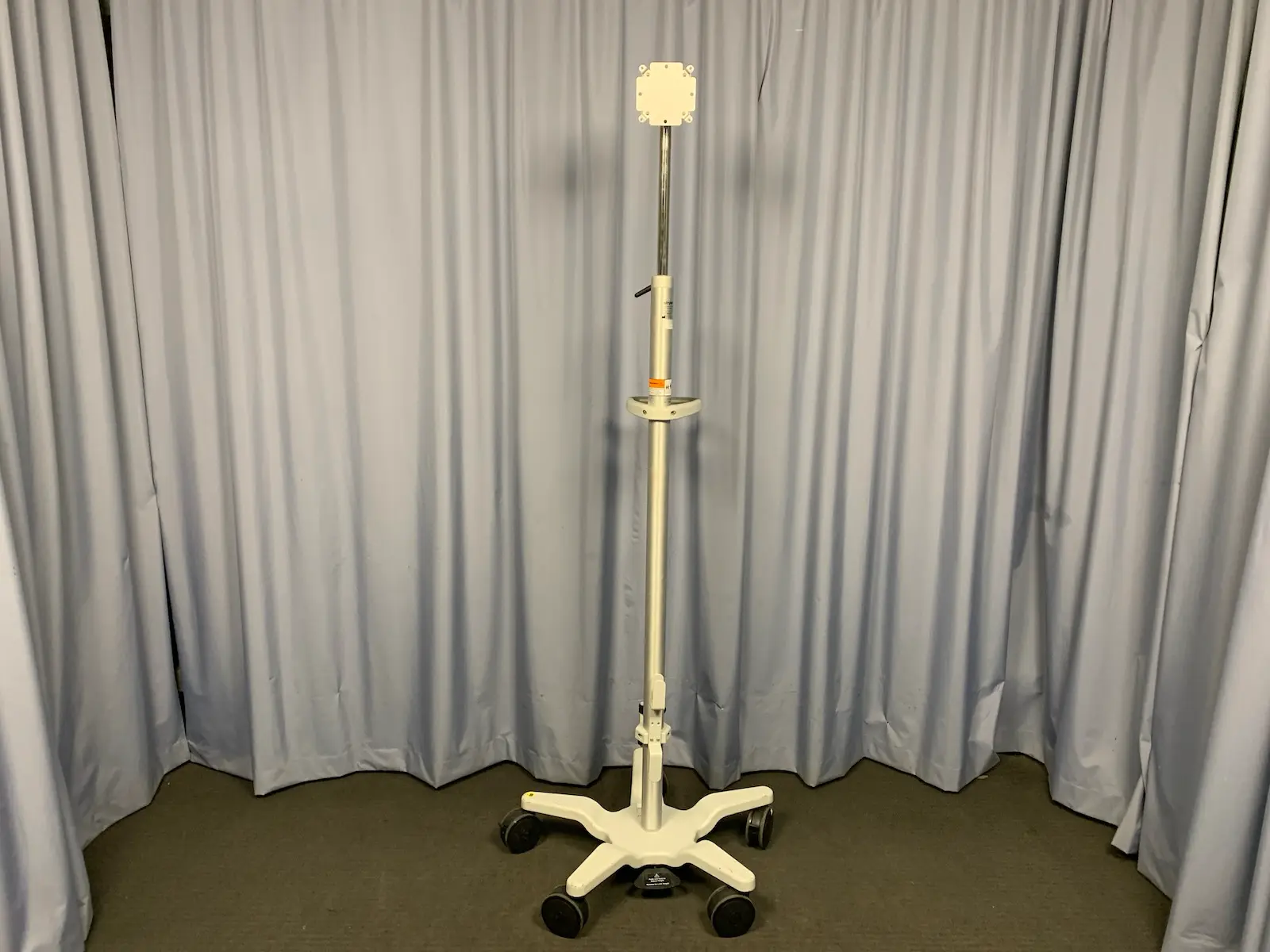 Stryker VESA Heigh Adjustable Flat Panel Monitor Roll Stand Cart - 240-099-109