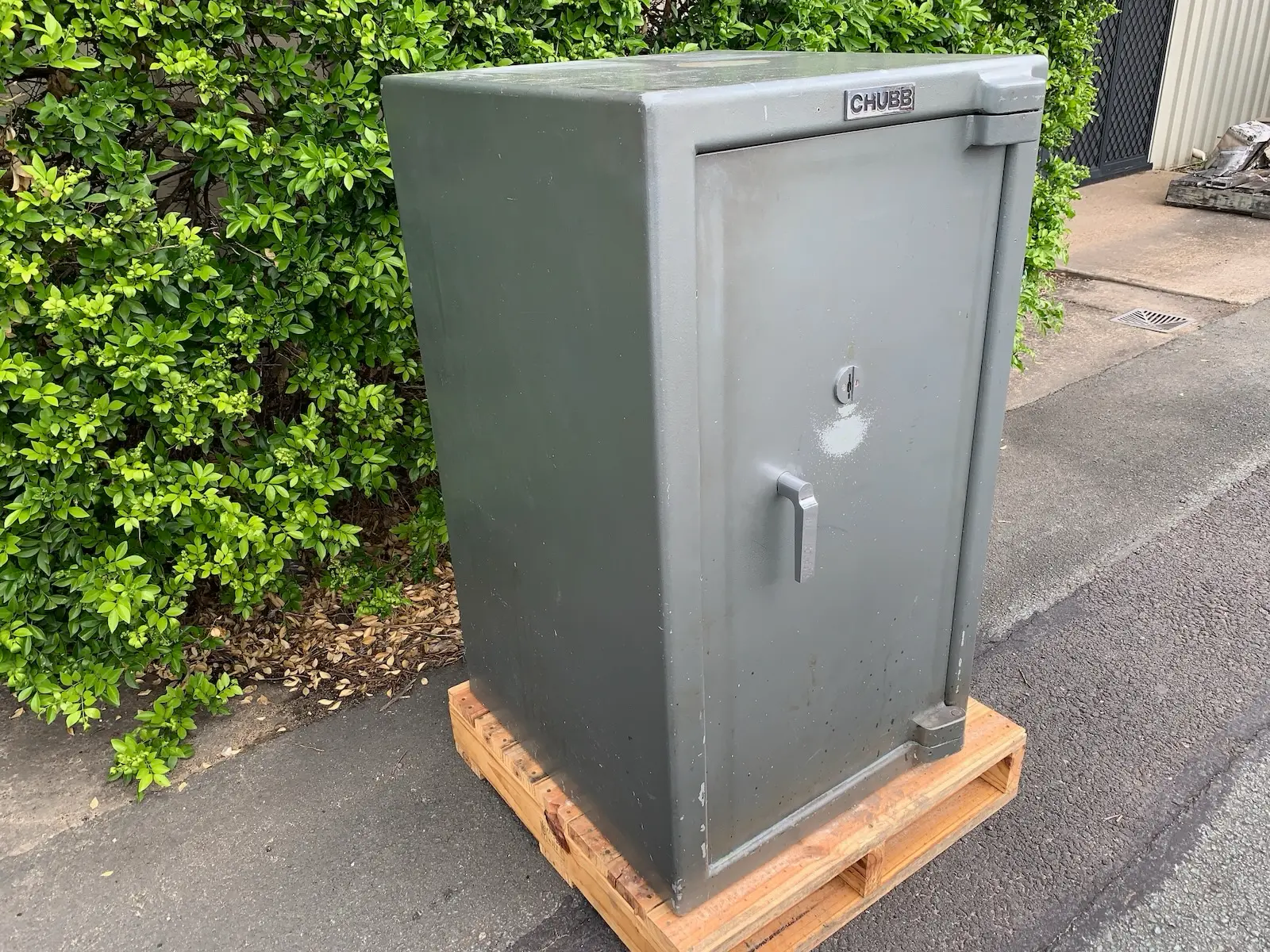 Chubb Heavy Duty Security Safe with Key - Weighs Approx 500kg
