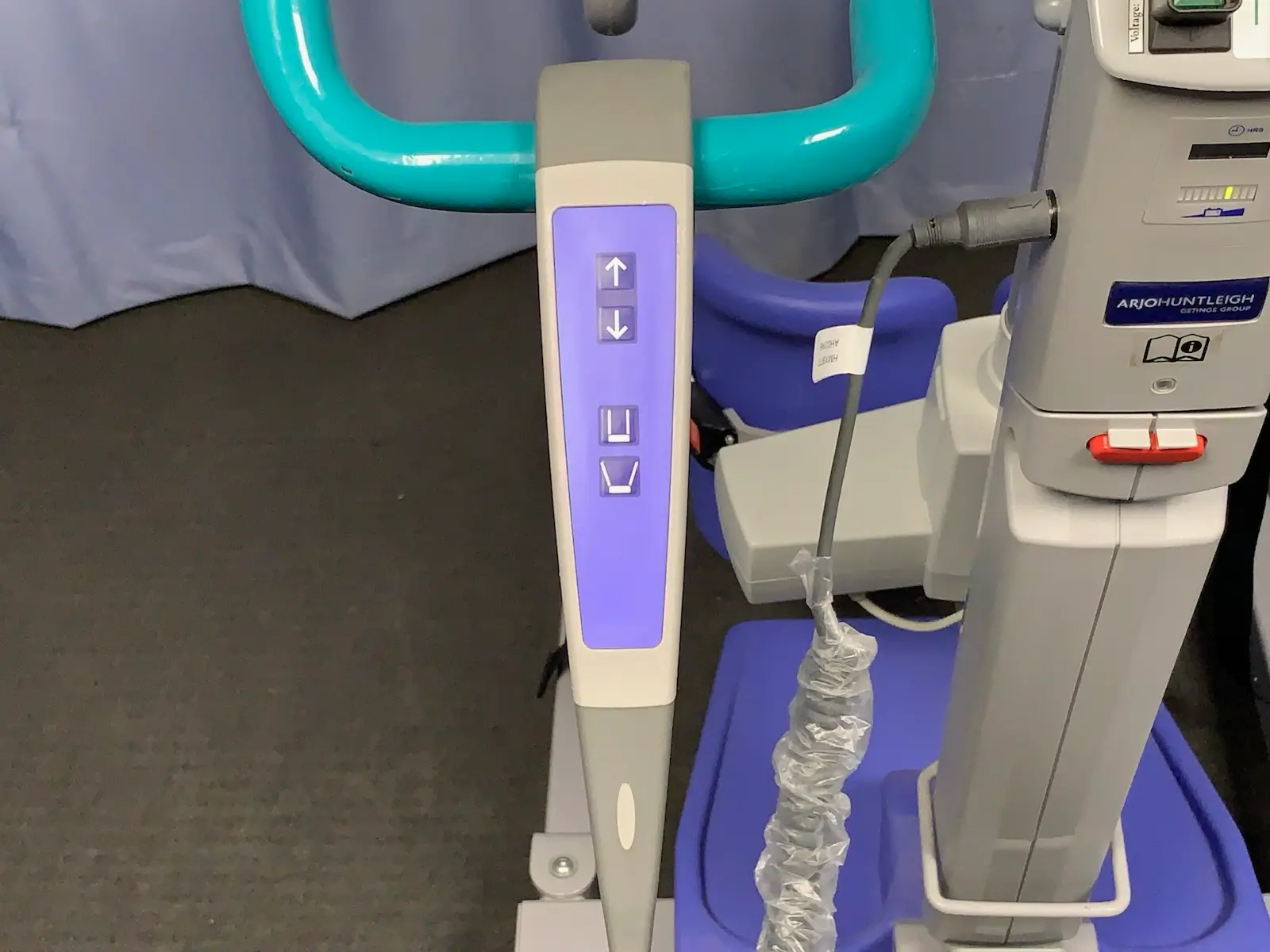 Arjo Huntleigh Sara 3000 Patient Sit Stand Lift Aid Hoist w Scale