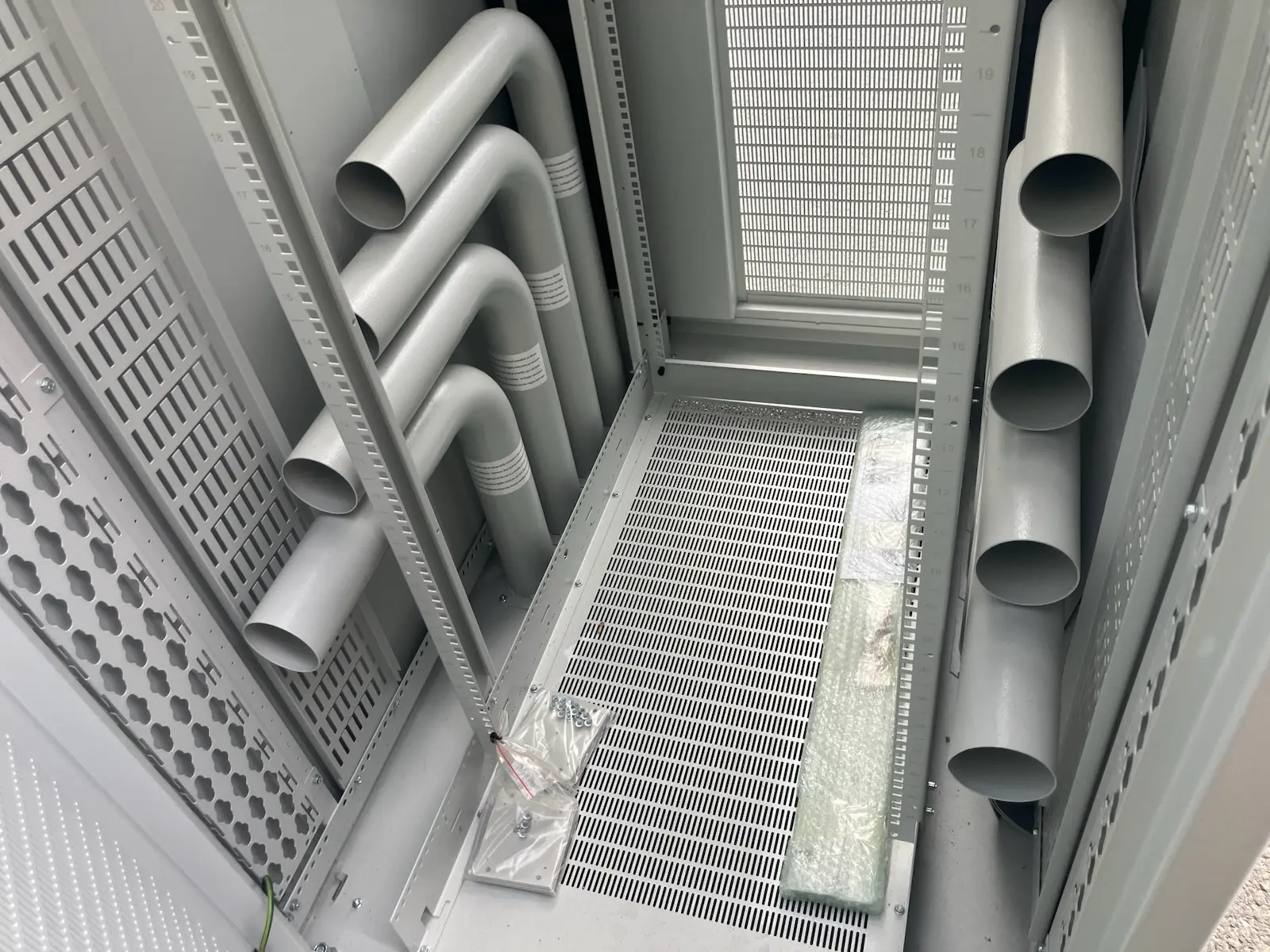 SRA Solutions SRA230560 Class C SCEC 42RU 19" Server Data Rack Cabinet