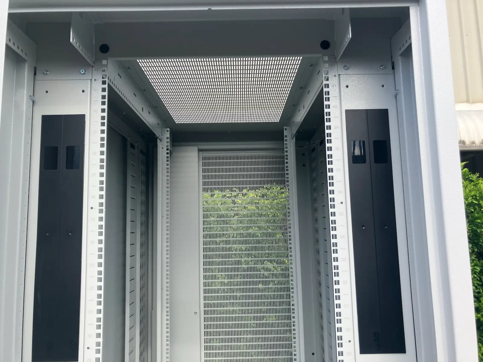 SRA Solutions SRA230560 Class C SCEC 42RU 19" Server Data Rack Cabinet