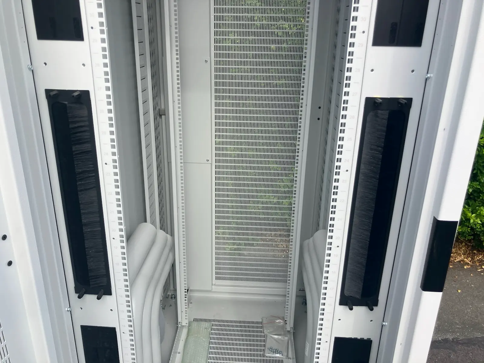 SRA Solutions SRA230560 Class C SCEC 42RU 19" Server Data Rack Cabinet