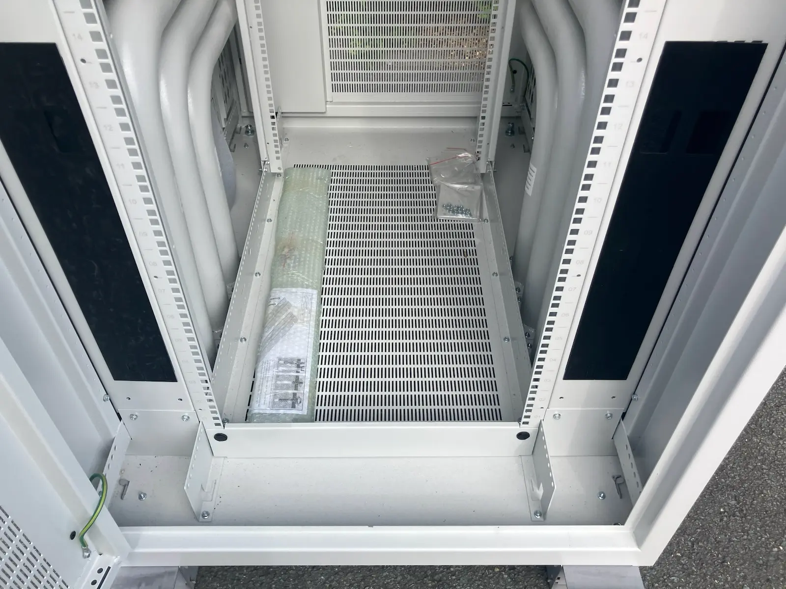 SRA Solutions SRA230560 Class C SCEC 42RU 19" Server Data Rack Cabinet