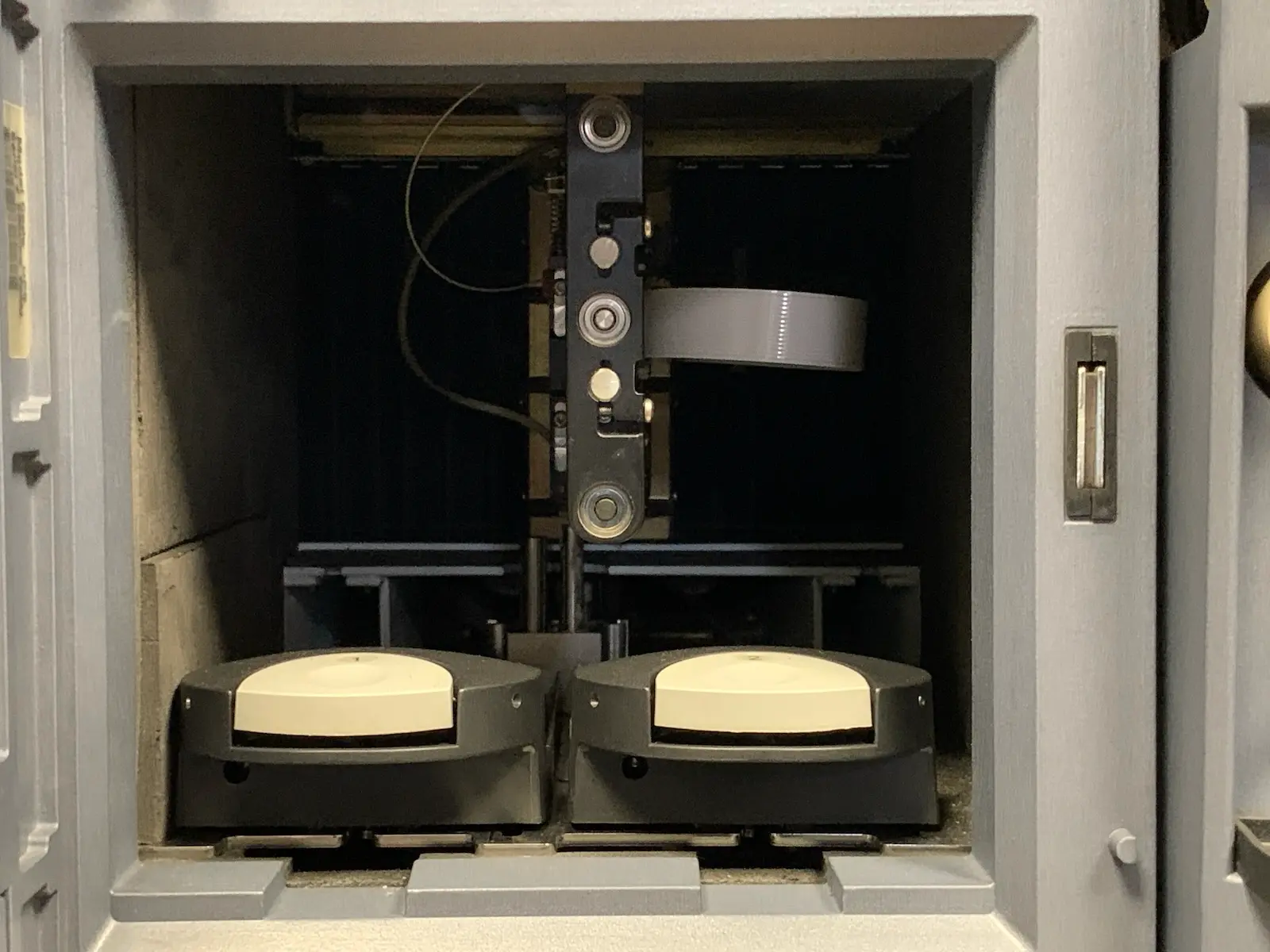 Waters Acquity UPLC System w Sample 186015005 & Binary Solvent 186015001 Manager - Image 11