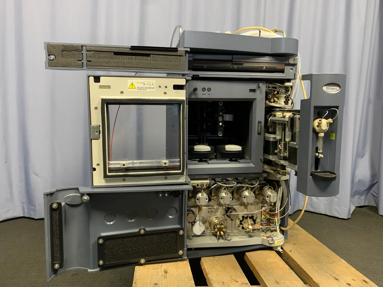 Waters Acquity UPLC System w Sample 186015005 & Binary Solvent 186015001 Manager - Image 3