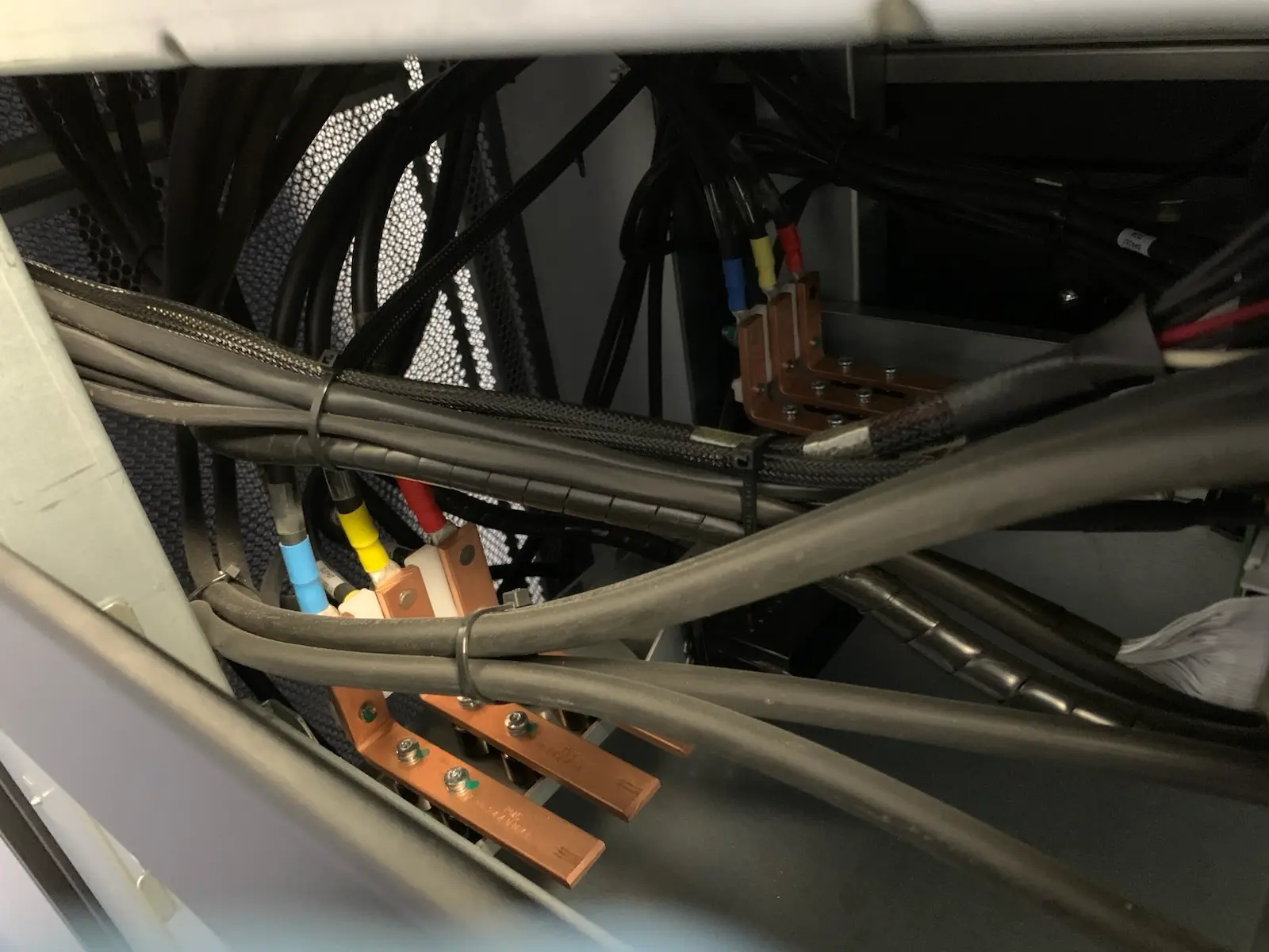 APC Symmetra PX 48kW Scalable 3-Phase 400V UPS Enclosure Frame SYCF48KH 42U