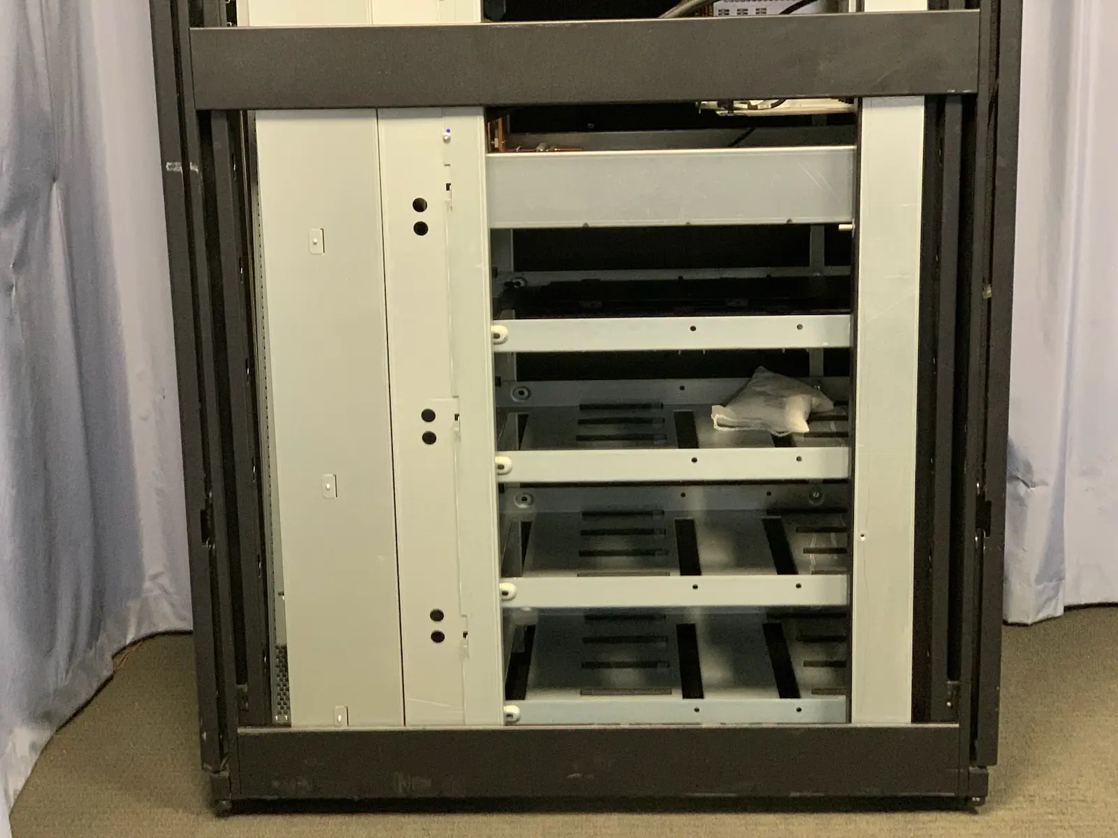 APC Symmetra PX 48kW Scalable 3-Phase 400V UPS Enclosure Frame SYCF48KH 42U