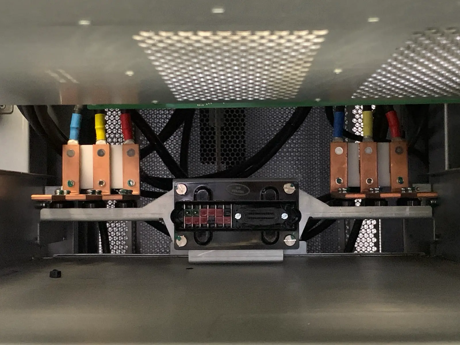 APC Symmetra PX 48kW Scalable 3-Phase 400V UPS Enclosure Frame SYCF48KH 42U